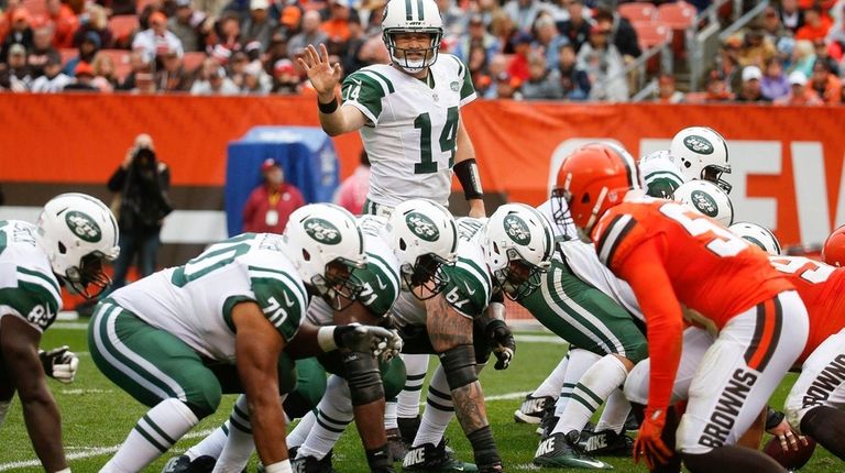 Jets quarterback Ryan Fitzpatrick calls signals in