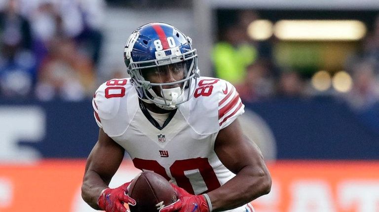 Giants wide receiver Victor Cruz runs after a