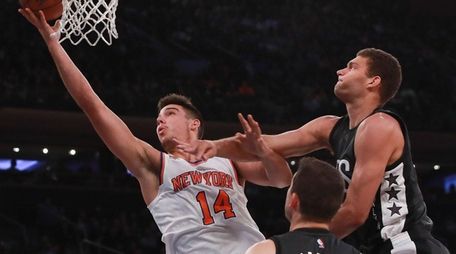 Willy Hernangomez of the New York Knicks puts