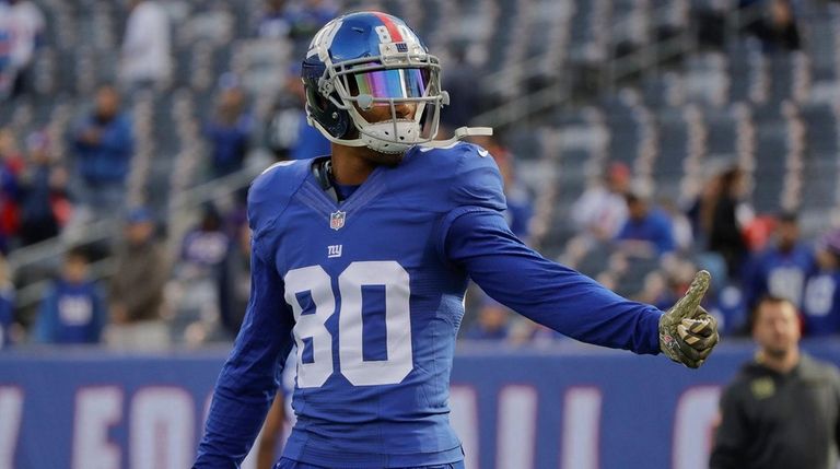 Giants wide receiver Victor Cruz prepares to play