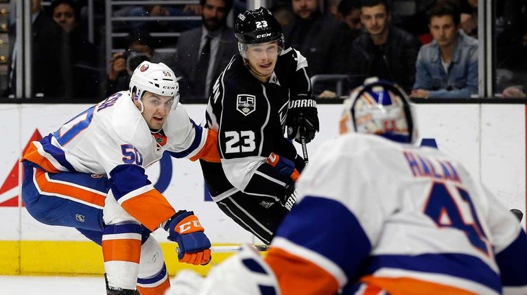 Los Angeles Kings right wing Dustin Brown, center,
