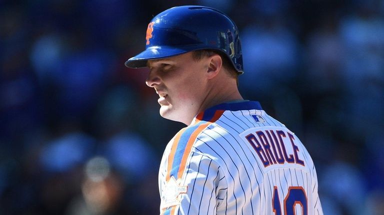 Mets' Jay Bruce looks on from first base