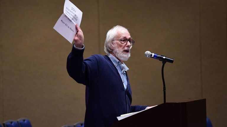 Larry Penner of Great Neck speaks to an