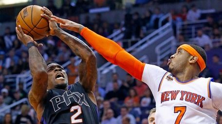 New York Knicks forward Carmelo Anthony (7) defends