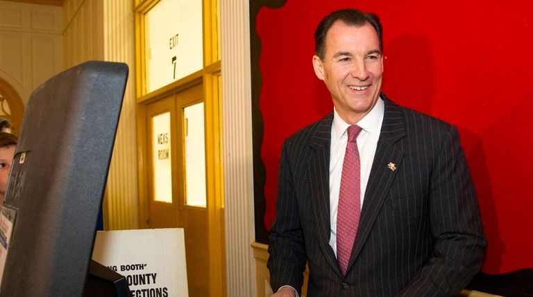 Tom Suozzi casts his ballot on Tuesday, Nov.