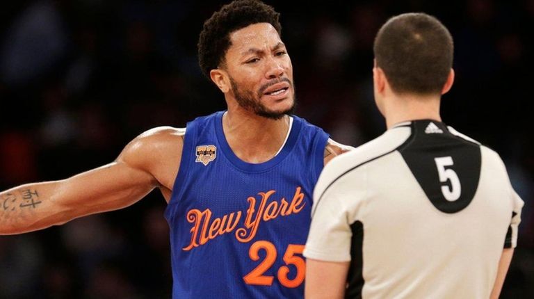 Knicks guard Derrick Rose argues with a