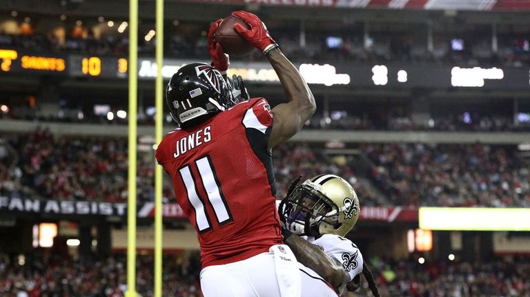 Julio Jones #11 of the Atlanta Falcons catches