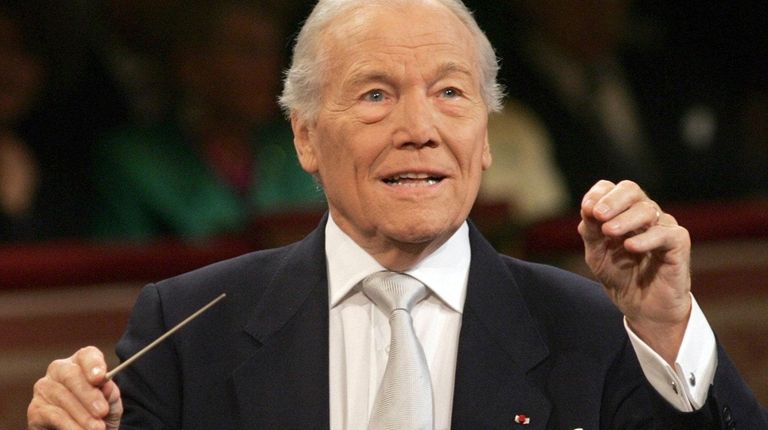 Prêtre conducts the Vienna Philharmonic Orchestra on New