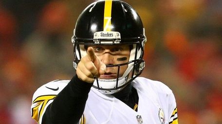 Ben Roethlisberger of the Pittsburgh Steelers signals an