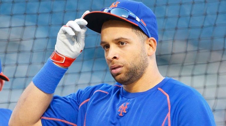 New York Mets first baseman James Loney looks