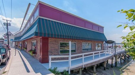 Louie's Oyster Bar & Grille in Port Washington
