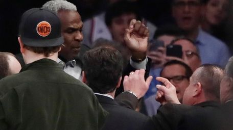 Former Knicks player Charles Oakley exchanges words with