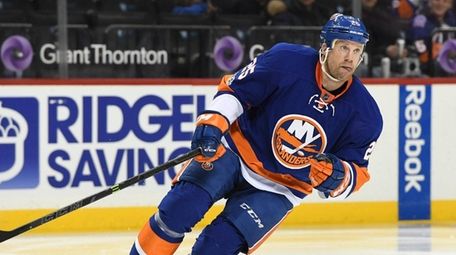 New York Islanders left wing Jason Chimera skates