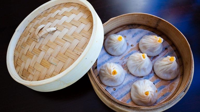 Steamed crabmeat and pork soup buns are served