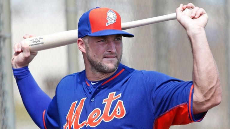 Mets' Tim Tebow stretches out before batting practice