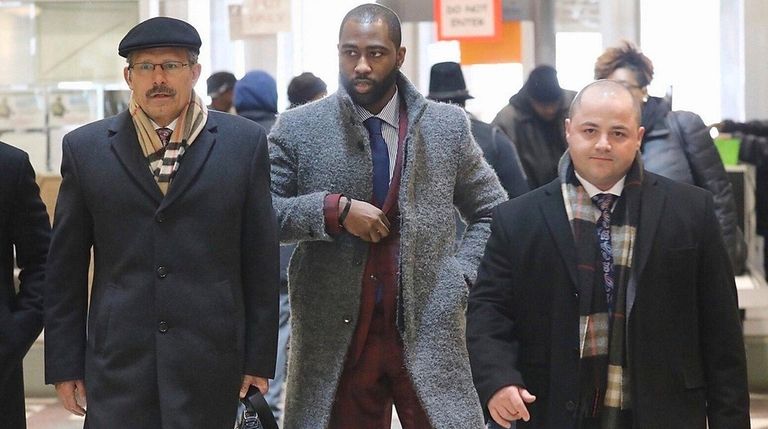 Former New York Jets cornerback Darrelle Revis, center,