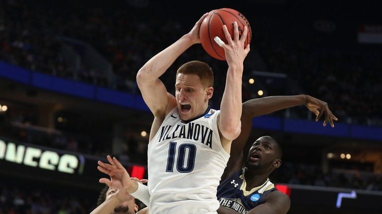 Donte DiVincenzo #10 of the Villanova Wildcats rebounds