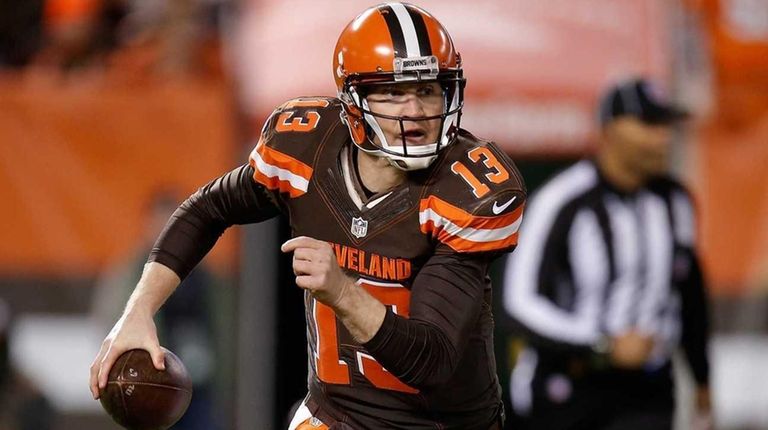 Browns' Josh McCown looks for a receiver during