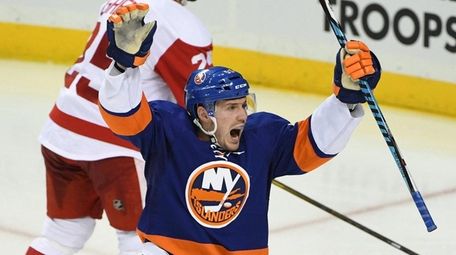 New York Islanders center Casey Cizikas, front, reacts