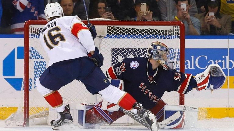 Aleksander Barkov, #16, of the Florida Panthers scores