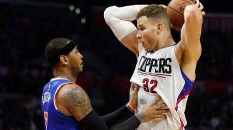New York Knicks forward Carmelo Anthony, left, defends
