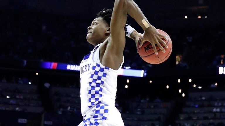 De'Aaron Fox #0 of the Kentucky Wildcats goes