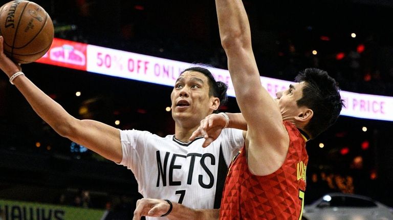 Brooklyn Nets guard Jeremy Lin, left, shoots as