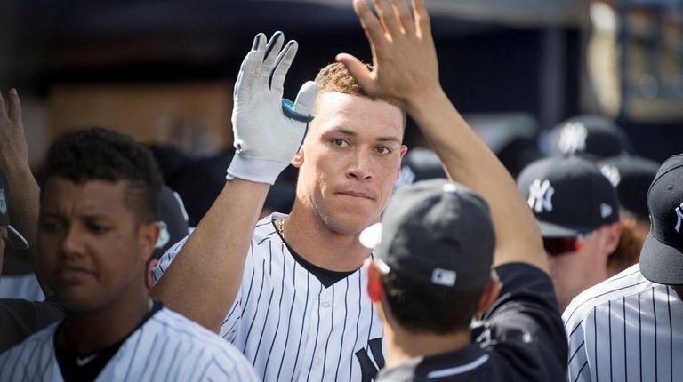 Aaron Judge gets high-fives in Yankees' dugout after