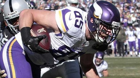 Minnesota Vikings tight end Rhett Ellison scores on