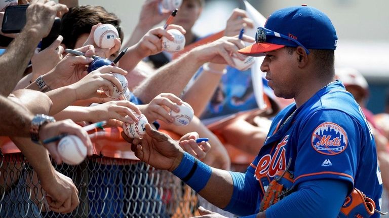 New York Mets Yoenis' Cespedes signs autographs, Sunday,