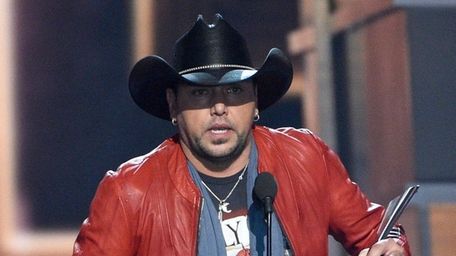 Jason Aldean accepts the prize for entertainer of