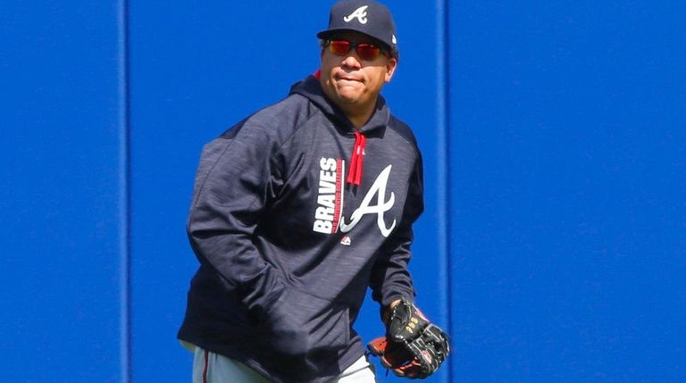 Atlanta Braves starting pitcher Bartolo Colon (40) is