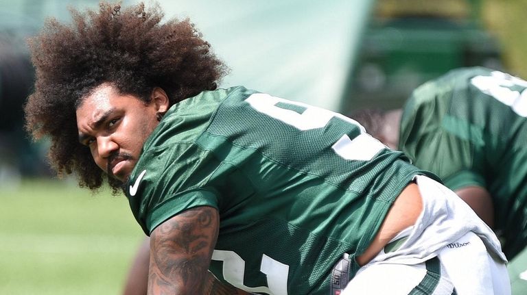 New York Jets defensive tackle Leonard Williams stretches