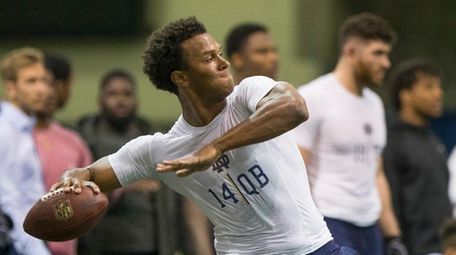 Quarterback DeShone Kizer passes during Notre Dame football