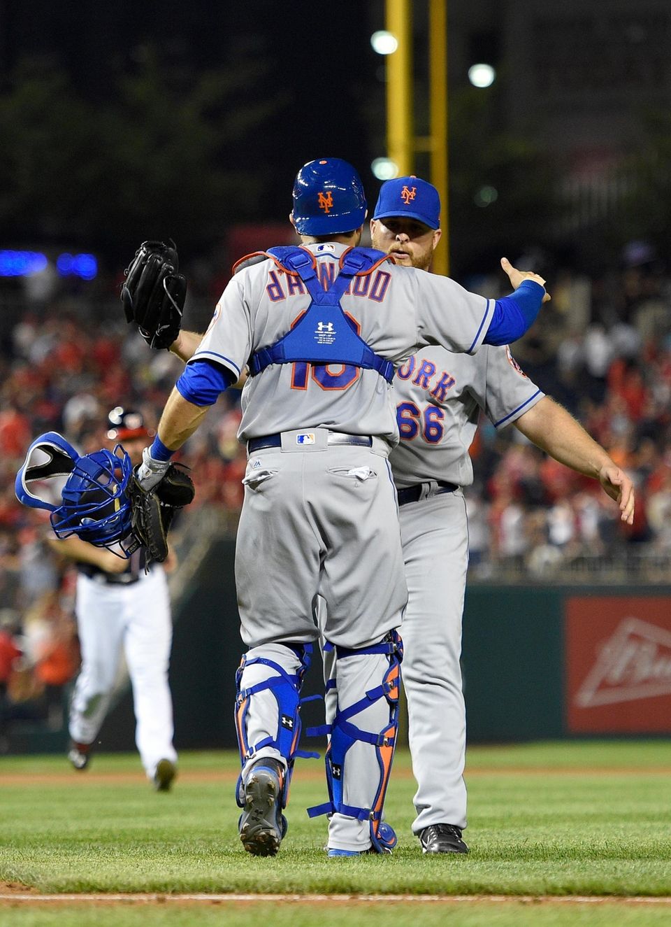 New York Mets catcher Travis d'Arnaud (18) and