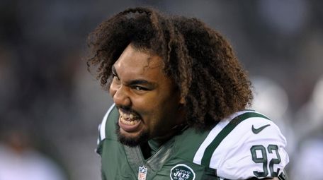 New York Jets defensive tackle Leonard Williams prepares