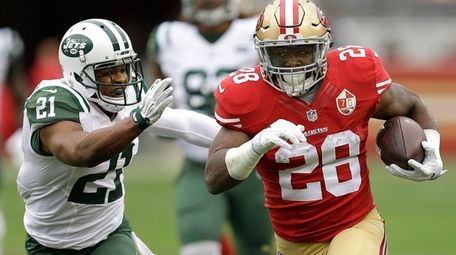 San Francisco 49ers running back Carlos Hyde runs