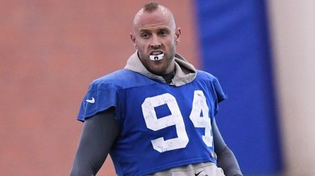 New York Giants outside linebacker Mark Herzlich stretches