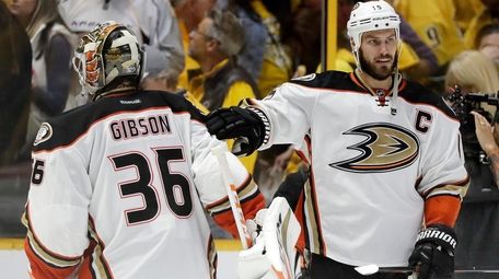 Anaheim Ducks center Ryan Getzlaf (15) congratulates goalie