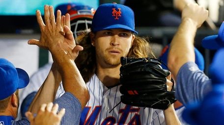 Jacob deGrom gets high-fives all around after pitching