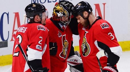 Ottawa Senators defenseman Dion Phaneuf (2), Senators goalie
