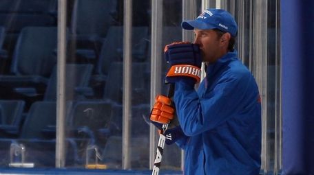 Mike Dunham keeps an eye on the New