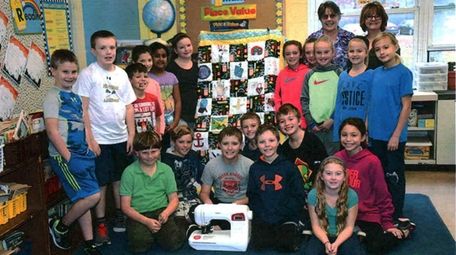 Kimberly Rall's fourth-grade class with their quilt and