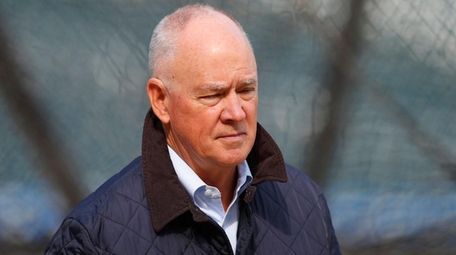 Mets GM Sandy Alderson during warmups against the