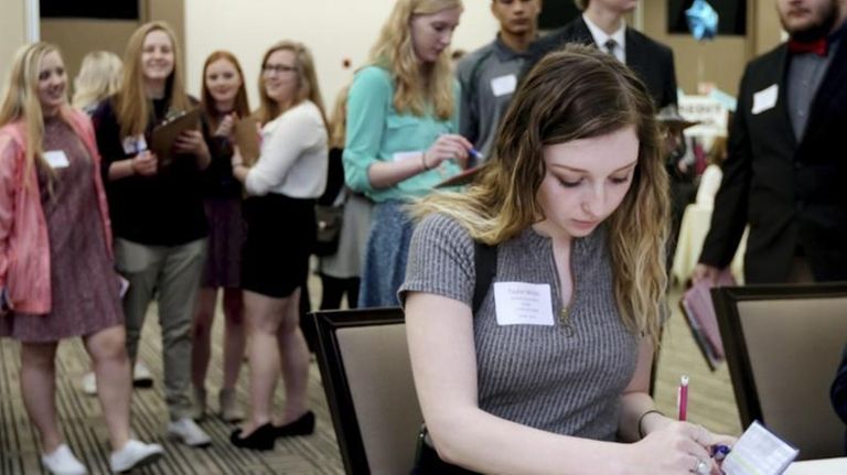 Memorial High School senior Taylor Wicks decides which