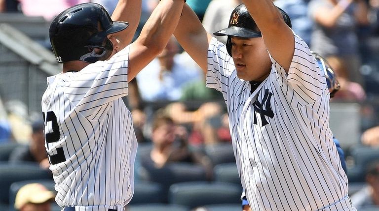 New York Yankees first baseman Ji-Man Choi, right,