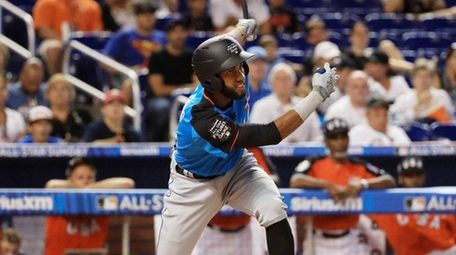 Mets prospect Amed Rosario bats in the first