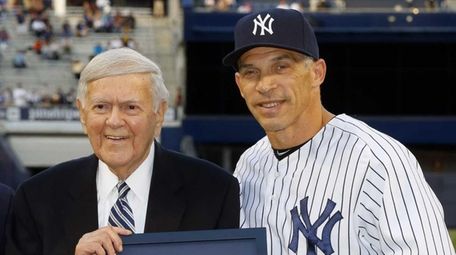 Sportscaster Bob Wolff is honored by Joe Girardi