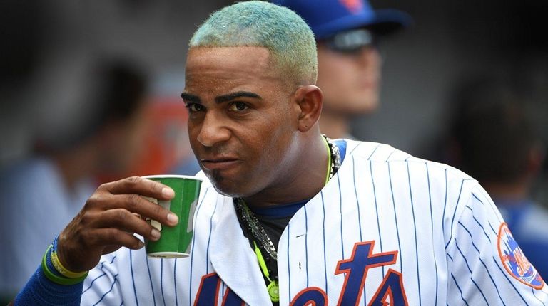 Mets leftfielder Yoenis Cespedes takes a drink during