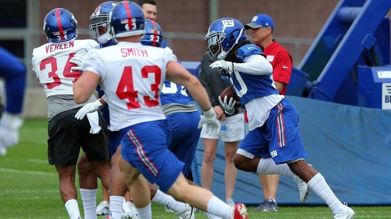 Giants cornerback Janoris Jenkins runs back an interception against